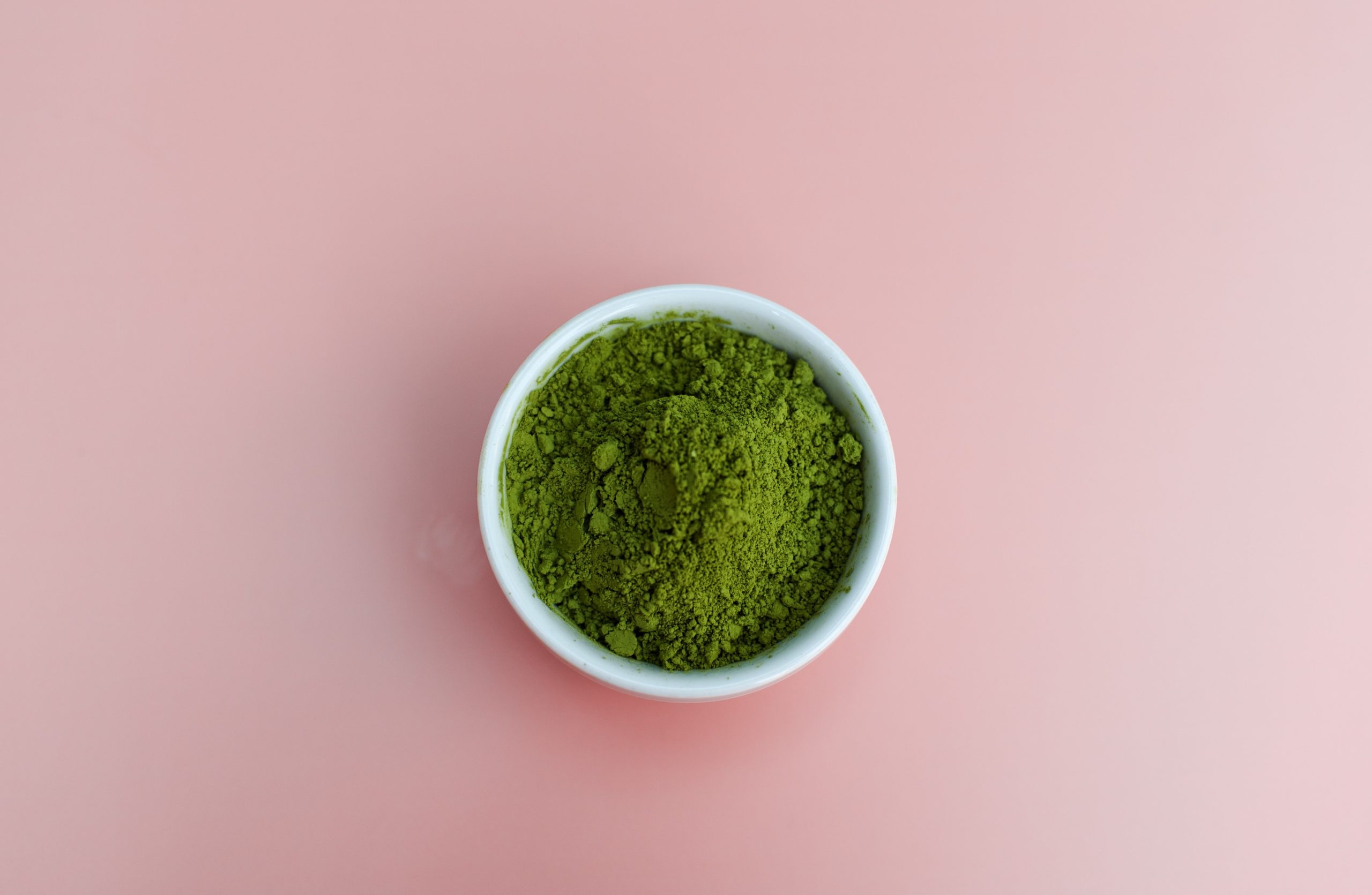objevte účinky zeleného, červeného a bílého kratomu a zjistěte, jaký vliv mají na vaši pohodu, energii a relaxaci.