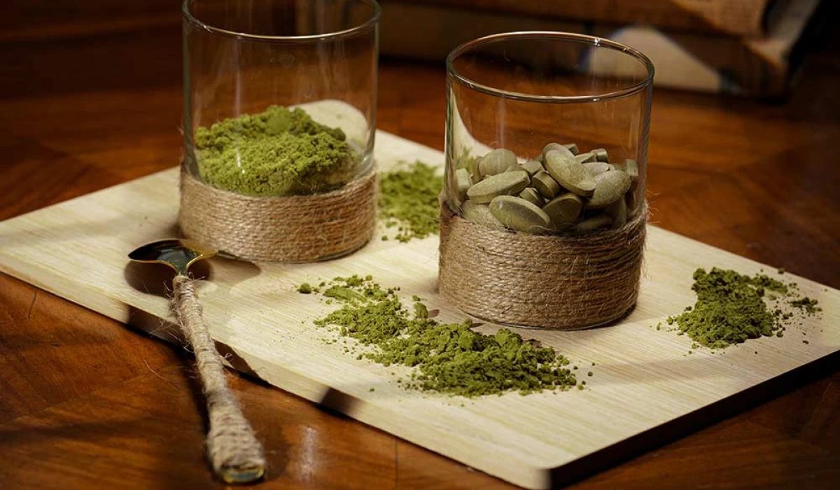 objevte účinky a správné použití červeného kratomu, přírodní doplněk podporující relaxaci a úlevu od bolesti.